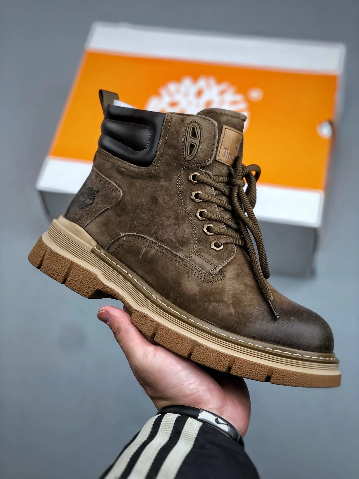 Welfare special price💰480 Timberland Timberland/Timberland new autumn and winter products (plush lining🔥warm and heat-locking) autumn and winter must-have outdoor casual rhubarb boots series #Guangdong Dachang quality original box original packaging fashion trend matching the fabric is made of Italian 🇮🇹 top frosted fine-grained cowhide with anti-odor and anti-corrosion genuine leather latex insoles. The outsole and hardware are all made from raw materials of the original factory. They are the same as the original Goodyear never-opening process. Good products do not kill pigs. The quality of the first order is strictly controlled. Exclusively released on the entire network. There is no doubt about the quality. The whole set of official website unified packaging gives you a perfect wearing experience. The quality is exquisite and durable. A must-have for sportsmen. Specially designed to prevent handsomeness. High-quality and first-class foot feel. Specially used for outdoor cold protection this winter. Daily casual matching. Size: 38 39 40 41 42 43 44 (leather shoe size)